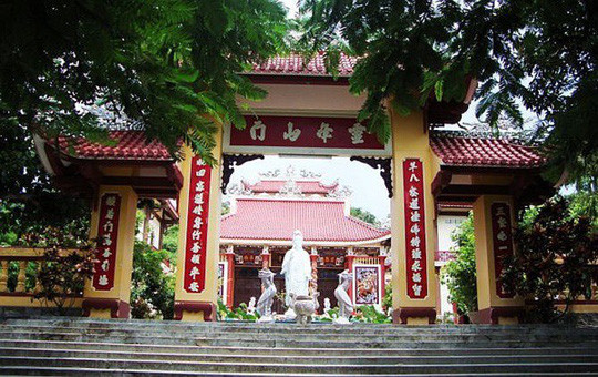 Đường đến chùa Linh Phong (quốc lộ 1, Tiền Giang) cách chùa Kim Cang khoảng 12 km khá dễ di chuyển. Chùa cũng thuộc hệ phái Bắc tông, xây cất từ cuối thế kỷ 19, giữ được một số pho tượng cổ. Đường đến chùa Linh Phong (quốc lộ 1, Tiền Giang) cách chùa Kim Cang khoảng 12 km khá dễ di chuyển. Chùa cũng thuộc hệ phái Bắc tông, xây cất từ cuối thế kỷ 19, giữ được một số pho tượng cổ.