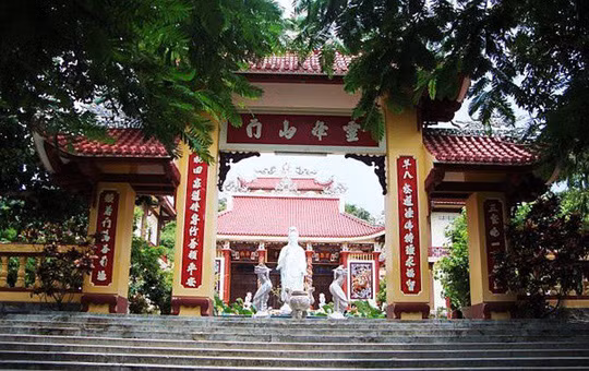 Đường đến chùa Linh Phong (quốc lộ 1, Tiền Giang) cách chùa Kim Cang khoảng 12 km khá dễ di chuyển. Chùa cũng thuộc hệ phái Bắc tông, xây cất từ cuối thế kỷ 19, giữ được một số pho tượng cổ.