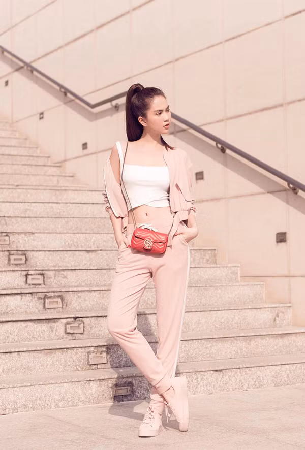 Quần thun theo phong cách thể thao, quần legging ôm sát khoe vẻ đẹp khỏe khoắn và gợi cảm là trang phục được Ngọc Trinh yêu thích ở mùa mốt mới.