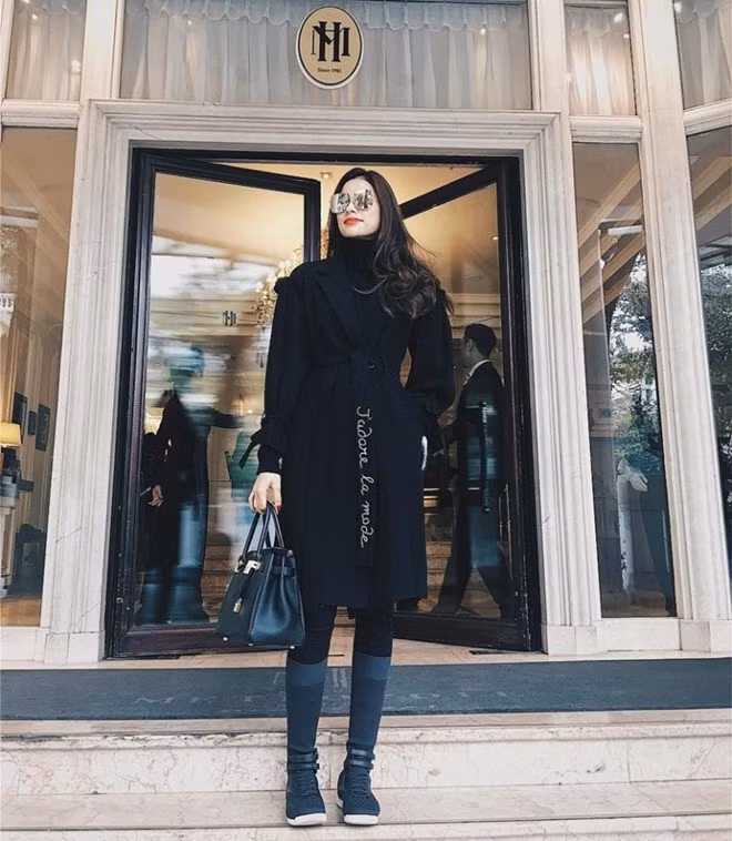  Trong một ngày khác, Hoa hậu Hoàn vũ Việt Nam 2015 lại ''đổi gió'' với set đồ đen khỏe khoắn. Người đẹp phối cả cây màu tối với áo khoác đai quấn, dáng dài tiệp màu, không quên mang giày thể thao năng động.