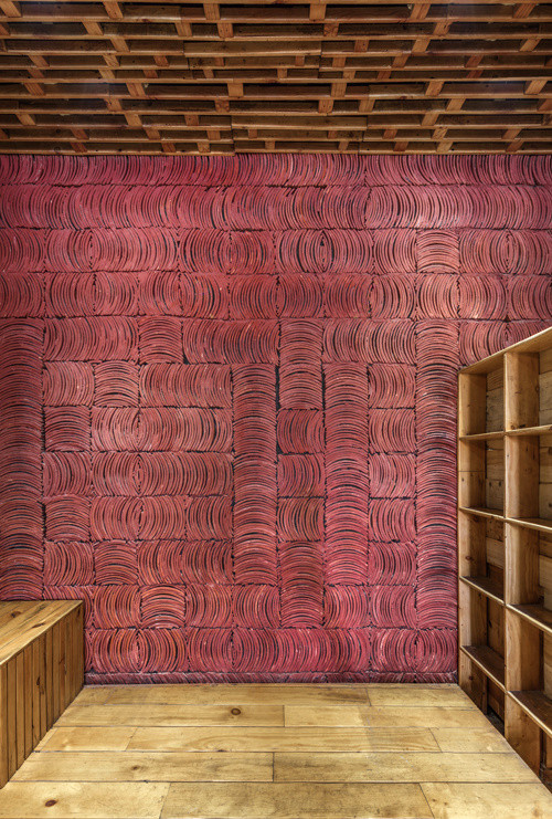 Mảnh gạch xếp lớp tạo thành điểm nhấn đẹp, gần gũi cho ngôi nhà có chi phí cải tạo giá rẻ.