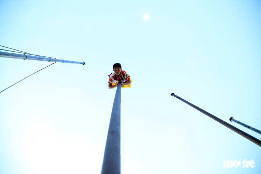 Lê Yến Quyên ( 24 tuổi) nhưng đã có tới 5 kỷ lục Guiness Việt Nam bộ môn múa lân Mai Hoa Thung và leo cột