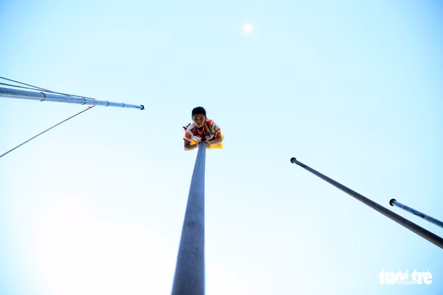 Lê Yến Quyên ( 24 tuổi) nhưng đã có tới 5 kỷ lục Guiness Việt Nam bộ môn múa lân Mai Hoa Thung và leo cột