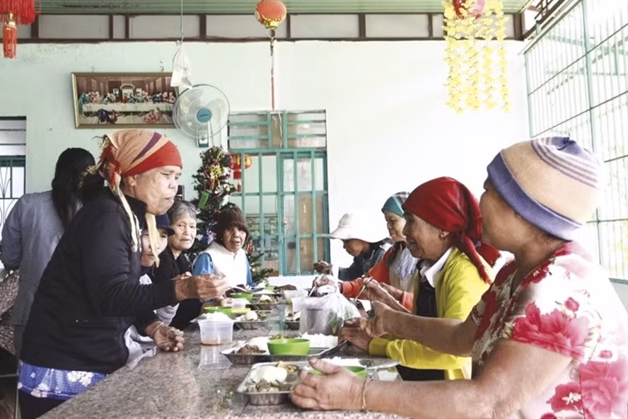 Một bữa cơm của bệnh nhân phong tại Khoa điều trị Phong Ea Na.