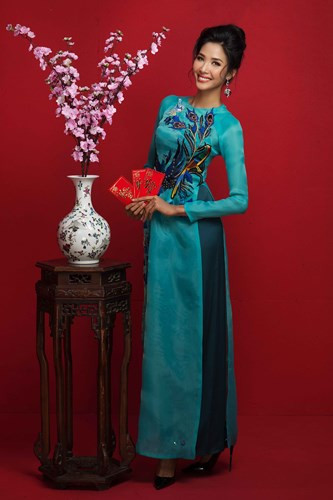 Hoàng Thùy duyên dáng trong tà áo dài của NTK Thủy Nguyễn.