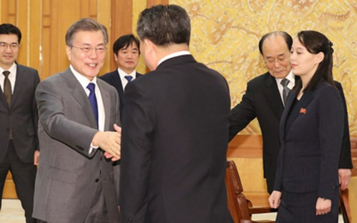 Cuộc gặp lịch sử giữa Tổng thống Hàn Quốc Moon Jae-in và bà Kim Yo-jong cùng phái đoàn cấp cao Triều Tiên tại dinh tổng thống ở Seoul ngày 10-2. Ảnh: YONHAP Cuộc gặp lịch sử giữa Tổng thống Hàn Quốc Moon Jae-in và bà Kim Yo-jong cùng phái đoàn cấp cao Triều Tiên tại dinh tổng thống ở Seoul ngày 10-2. Ảnh: YONHAP