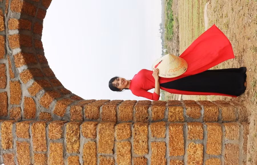 Hoàng Thị Kiều Hiên (24 tuổi) trong trang phục áo dài truyền thống cùng bạn du xuân, tạo dáng, ghi lại những hình ảnh của tuổi đôi mươi trong tiết trời mùa xuân se lạnh, lất phất mưa bay.