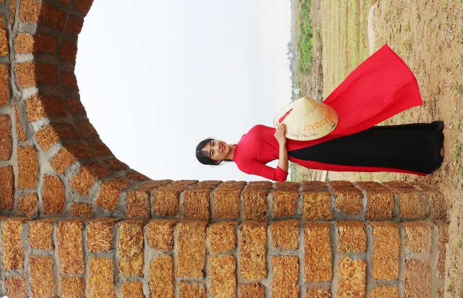 Hoàng Thị Kiều Hiên (24 tuổi) trong trang phục áo dài truyền thống cùng bạn du xuân, tạo dáng, ghi lại những hình ảnh của tuổi đôi mươi trong tiết trời mùa xuân se lạnh, lất phất mưa bay.