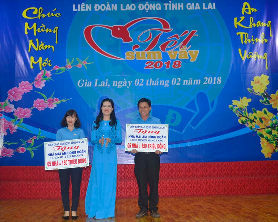 Liên đoàn Lao động tỉnh trao tiền xây nhà cho công nhân nghèo tại 2 huyện Mang Yang và Kbang. Ảnh: Đ.Y Liên đoàn Lao động tỉnh trao tiền xây nhà cho công nhân nghèo tại 2 huyện Mang Yang và Kbang. Ảnh: Đ.Y