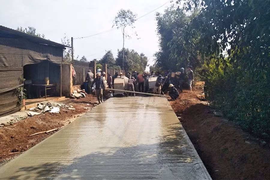  Người dân tích cực tham gia làm đường giao thông nông thôn. Ảnh: Trần Trung Kỳ