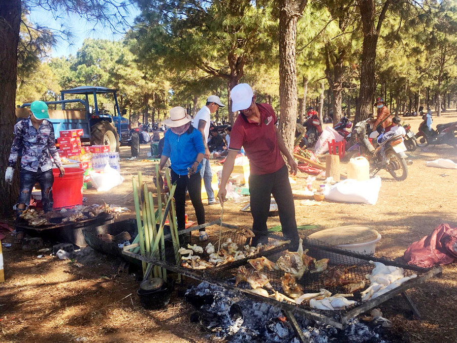 Gà được nướng ngay tại chỗ phục vụ thực khách nên rất thơm ngon. Ảnh: Lê Hòa