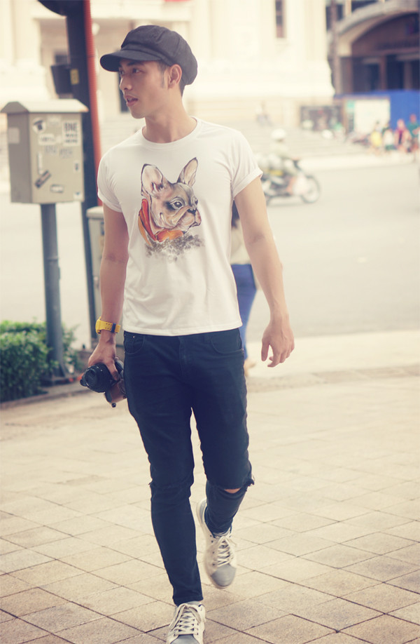 Trên nền các kiểu áo thun đơn sắc kiểu dáng đơn giản, họa tiết những chú cún con được thể hiện đặc sắc qua kỹ thuật vẽ thủ công điêu luyện. Trên nền các kiểu áo thun đơn sắc kiểu dáng đơn giản, họa tiết những chú cún con được thể hiện đặc sắc qua kỹ thuật vẽ thủ công điêu luyện.