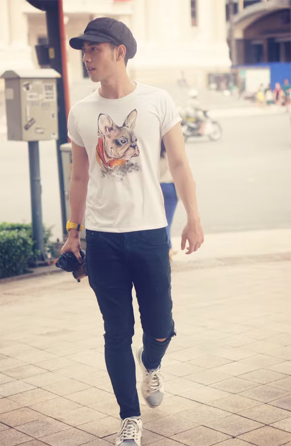 Trên nền các kiểu áo thun đơn sắc kiểu dáng đơn giản, họa tiết những chú cún con được thể hiện đặc sắc qua kỹ thuật vẽ thủ công điêu luyện.