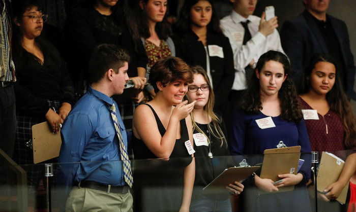 Các học sinh Trường trung học Marjory Stoneman Douglas tham gia cuộc trao đổi với các nhà lập pháp bang Florida về vấn đề tăng cường luật kiểm soát súng tại thành phố Tallahassee, thủ phủ bang Florida ngày 20-2 - Ảnh: REUTERS Các học sinh Trường trung học Marjory Stoneman Douglas tham gia cuộc trao đổi với các nhà lập pháp bang Florida về vấn đề tăng cường luật kiểm soát súng tại thành phố Tallahassee, thủ phủ bang Florida ngày 20-2 - Ảnh: REUTERS