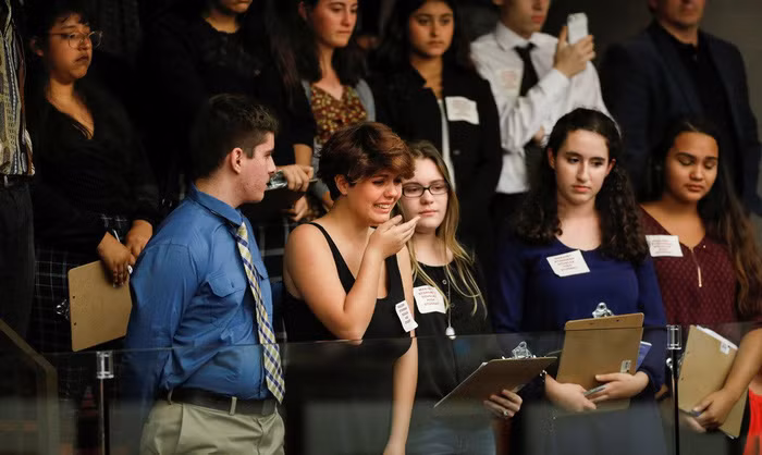 Các học sinh Trường trung học Marjory Stoneman Douglas tham gia cuộc trao đổi với các nhà lập pháp bang Florida về vấn đề tăng cường luật kiểm soát súng tại thành phố Tallahassee, thủ phủ bang Florida ngày 20-2 - Ảnh: REUTERS