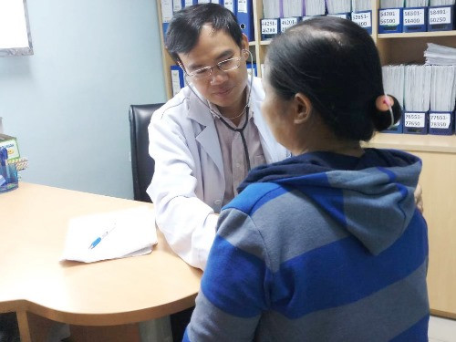  Bác sĩ Nguyễn Như Vinh đang thăm khám cho bệnh nhân. Ảnh: TT.
