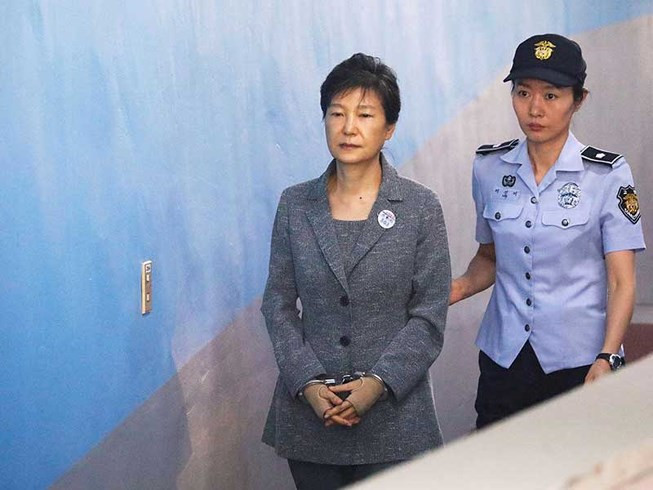 Bà Park Geun-hye trong một lần được dẫn đến Tòa án quận trung tâm Seoul để điều trần.