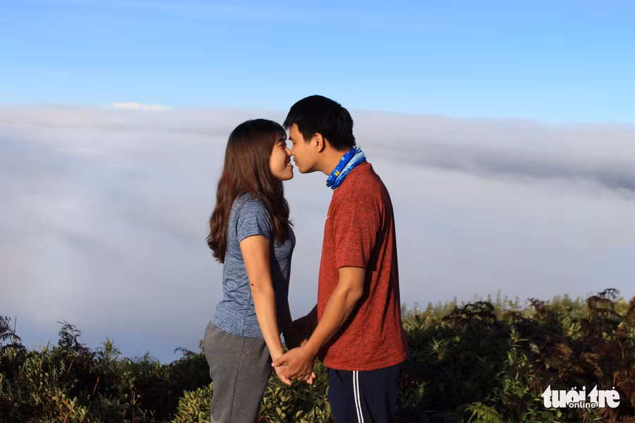  Cặp đôi trẻ từ miền Nam tìm đến biển mây trên đỉnh Lảo Thẩn, Lào Cai để ghi lại khoảnh khắc tình yêu