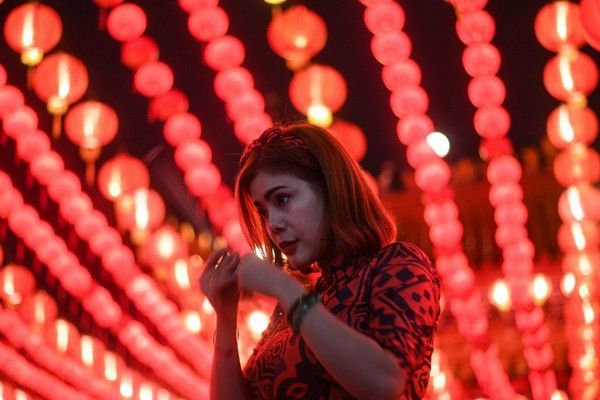  Một cô gái gốc Hoa thắp hương tại đền Thean Hou. Ảnh: AFP.