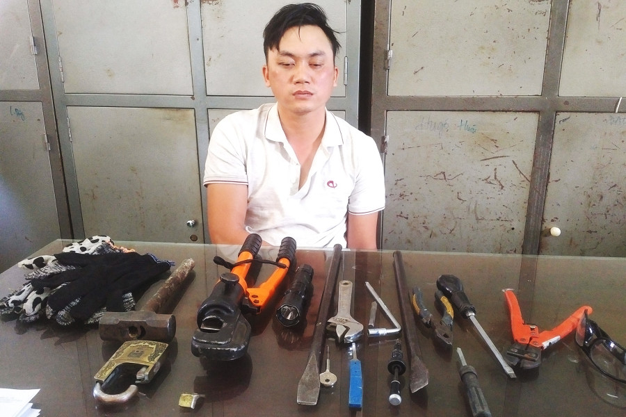 Tên Dũng với bộ cắt khóa chuyên nghiệp bị bắt tại công an TP. Pleiku. Ảnh: N.H Tên Dũng với bộ cắt khóa chuyên nghiệp bị bắt tại công an TP. Pleiku. Ảnh: N.H