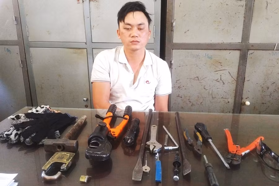 Tên Dũng với bộ cắt khóa chuyên nghiệp bị bắt tại công an TP. Pleiku. Ảnh: N.H