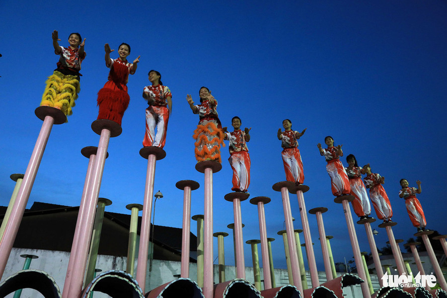  Các cô gái của tập đứng trên Mai hoa Thung