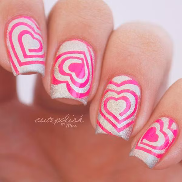 Họa tiết trái tim hồng trên nền móng nhũ bạc vừa ngọt ngào vừa thời thượng.