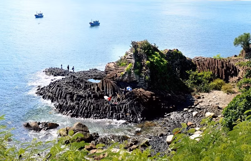 Gành Đá Đĩa nhìn từ xa. Gành Đá Đĩa nhìn từ xa.