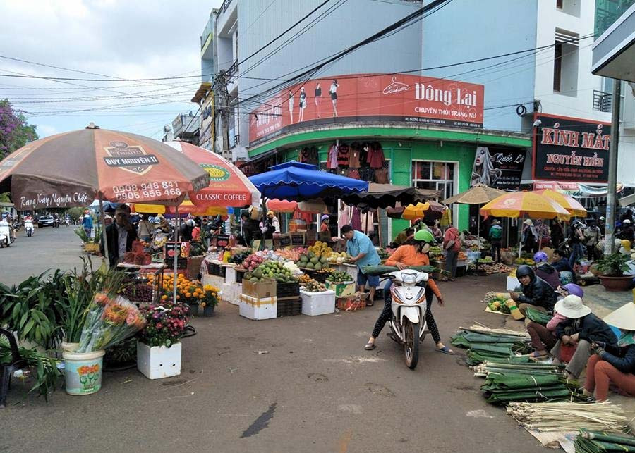 Bên ngoài cổng chợ vẫn thưa thớt người mua. Ảnh: Trần Trung Kỳ Bên ngoài cổng chợ vẫn thưa thớt người mua. Ảnh: Trần Trung Kỳ