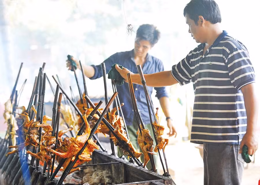  Gà nướng ăn kèm cơm lam tạo nên hương vị ngon lạ, khó quên. Ảnh: N.T 