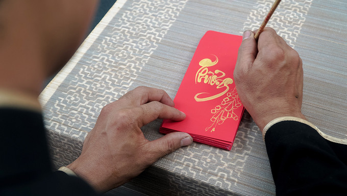 Khách tham quan có thể yêu cầu các ông Đồ ở đây vẽ lên bao lì xì, viết câu đối hoặc câu chữ ý nghĩa… và trả phí theo giá có sẵn.