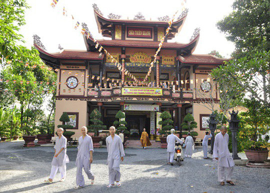 Từ chùa Kim Cang, bạn chỉ mất khoảng 18 phút đi xe ô tô để đến chùa Thiên Khánh trên quốc lộ 1. Đây là ngôi chùa thuộc hệ phái Bắc tông, xây dựng từ năm 1911. Điện Phật được bài trí trang nghiêm, tôn trí chính giữa tượng đức Bổn sư tọa thiền trên đài sen. Từ chùa Kim Cang, bạn chỉ mất khoảng 18 phút đi xe ô tô để đến chùa Thiên Khánh trên quốc lộ 1. Đây là ngôi chùa thuộc hệ phái Bắc tông, xây dựng từ năm 1911. Điện Phật được bài trí trang nghiêm, tôn trí chính giữa tượng đức Bổn sư tọa thiền trên đài sen.