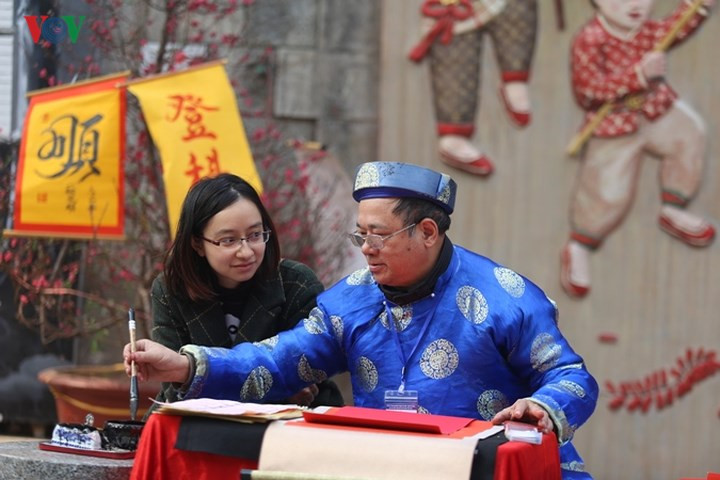 Ngoài vui chơi, sắm Tết nhiều người còn tranh thủ xin chữ nho cho gia đình.