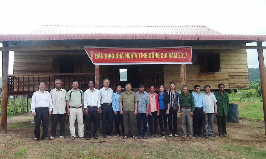 Lễ bàn giao nhà “Nghĩa tình đồng đội” cho hội viên Kpă Phương-hội viên cựu chiến binh buôn Chính Đơn 1 (xã Ia Mlah). Ảnh: Ngọc Sang
