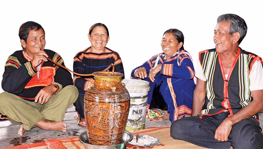  Hơi men ấm nồng quyện lẫn trong những câu chuyện của ngày đầu năm. Ảnh: T.D