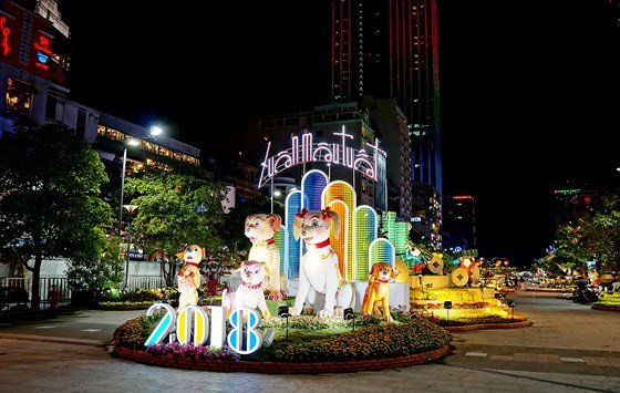  Đường hoa Nguyễn Huệ Tết Mậu Tuất có chủ đề Khát vọng vươn xa dài 720 m với ba phân đoạn chính là Mùa xuân thành phố, Hội nhập và phát triển, Vươn tới tương lai. Đường hoa sẽ đón khách từ 19 giờ ngày 13-2 (28 tết Âm lịch) đến 22 giờ ngày 19-2 (mùng 4 tết). 