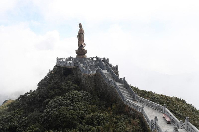 Bên cạnh Kim Sơn Bảo Thắng Tự, Đại tượng Phật A Di Đà, quần thể văn hóa tâm linh nơi đỉnh Fansipan còn nhiều công trình Phật giáo khác như Bích Vân Thiền Tự, tượng Quán Thế Âm Bồ Tát, tháp chuông - Vọng Lĩnh Cao Đài, miếu Sơn Thần.