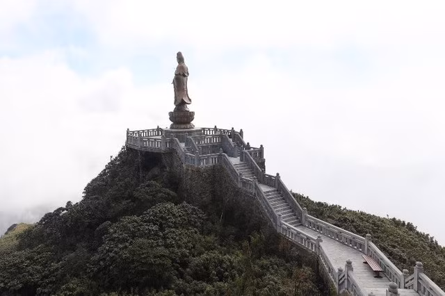 Bên cạnh Kim Sơn Bảo Thắng Tự, Đại tượng Phật A Di Đà, quần thể văn hóa tâm linh nơi đỉnh Fansipan còn nhiều công trình Phật giáo khác như Bích Vân Thiền Tự, tượng Quán Thế Âm Bồ Tát, tháp chuông - Vọng Lĩnh Cao Đài, miếu Sơn Thần.