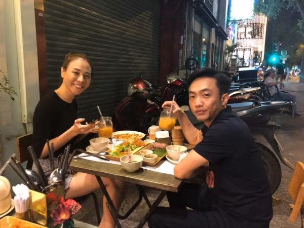  Cặp đôi cùng đón một buổi tối lễ tình nhân lãng mạn tại một quán ăn vỉa hè đơn giản.