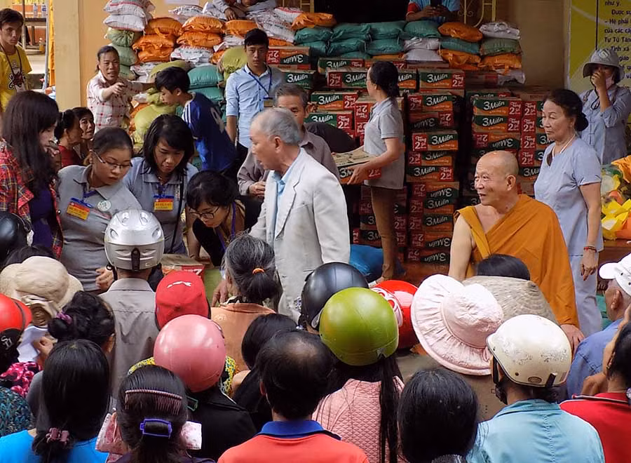  Tịnh xá Ngọc Phúc tặng quà cho các hộ nghèo. Ảnh: Thanh Nhật