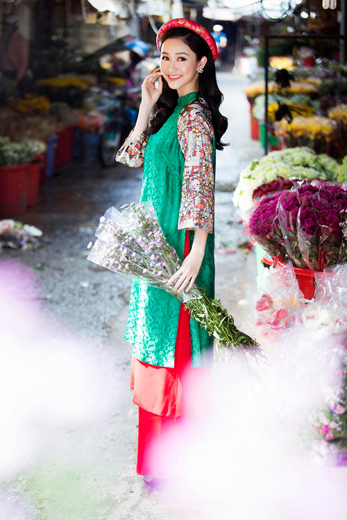 Chợ hoa Hồ Thị Kỷ Ngôi chợ hơn 30 năm "không ngủ" này cũng là địa chỉ chụp hình ấn tượng, đặc biệt là đối với chị em. Nhiều loài hoa khoe sắc sẽ là khiến bức hình của bạn tràn ngập không khí xuân. Đến chợ, bạn đừng quên đi sâu bên trong, qua những con hẻm nhỏ để khám phá nhiều hơn. Chợ hoạt động 24/24 nhưng thời điểm chụp hình lý tưởng nhất là từ 5h - 6h sáng. Ảnh: Lê Thiện Viễn. Chợ hoa Hồ Thị Kỷ Ngôi chợ hơn 30 năm