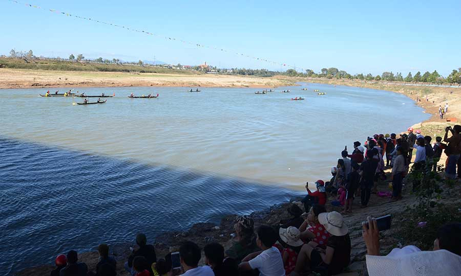 Hàng trăm khán giả tập trung bên bờ Đak Bla cổ vũ cho các vận động viên. Ảnh: Phương Linh