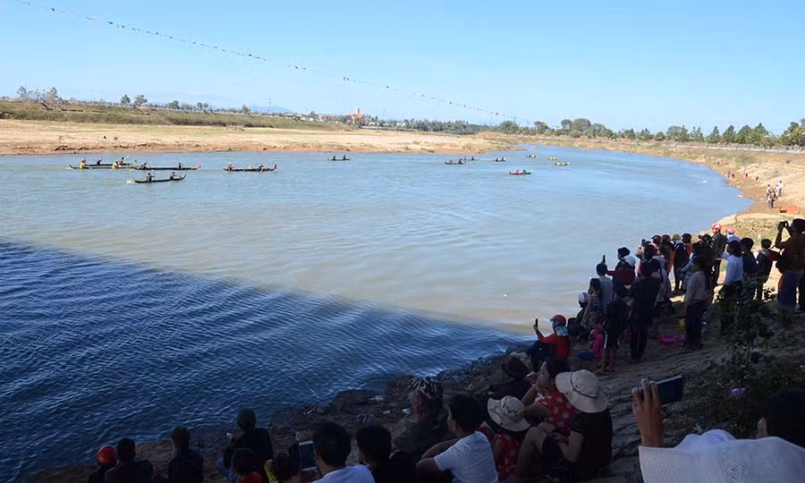 Hàng trăm khán giả tập trung bên bờ Đak Bla cổ vũ cho các vận động viên. Ảnh: Phương Linh