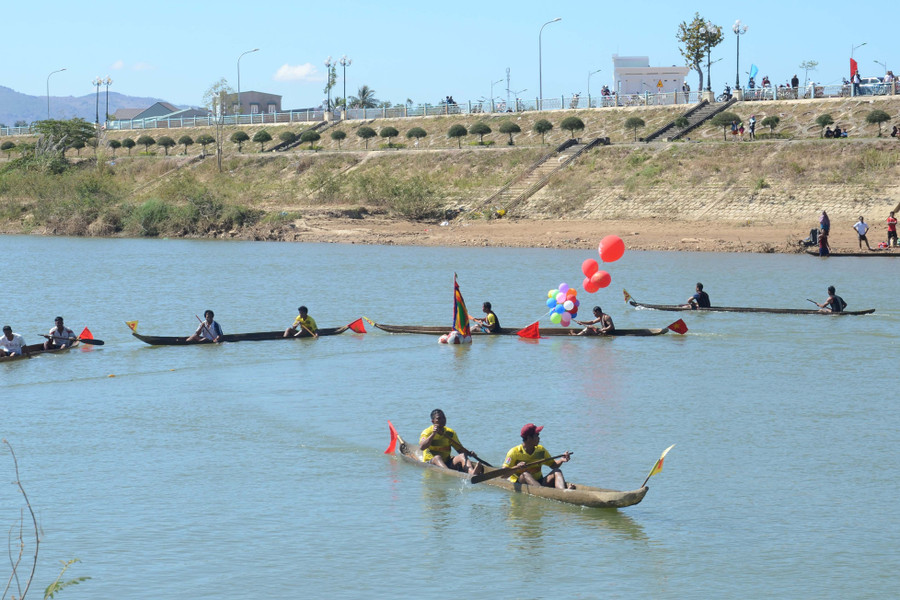 Hội đua thuyền độc mộc là dịp để các dân tộc anh em trên địa bàn tỉnh Kon Tum giao lưu, học hỏi, phát huy nét đẹp truyền thống. Ảnh: P.L Hội đua thuyền độc mộc là dịp để các dân tộc anh em trên địa bàn tỉnh Kon Tum giao lưu, học hỏi, phát huy nét đẹp truyền thống. Ảnh: P.L