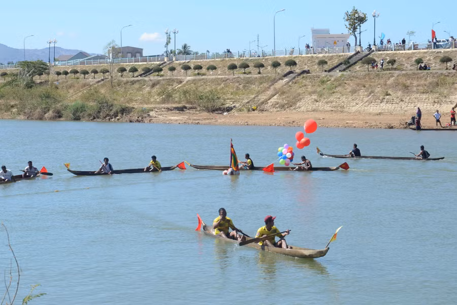 Hội đua thuyền độc mộc là dịp để các dân tộc anh em trên địa bàn tỉnh Kon Tum giao lưu, học hỏi, phát huy nét đẹp truyền thống. Ảnh: P.L
