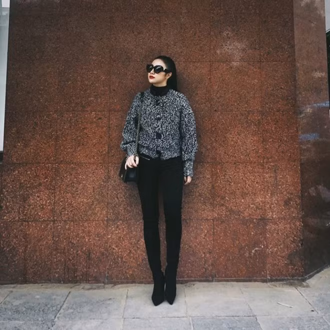 Cả set đồ đen và áo khoác bomber màu tàn làm Hạnh Sino trở thành nam châm thu hút sự chú ý khi xuống phố.