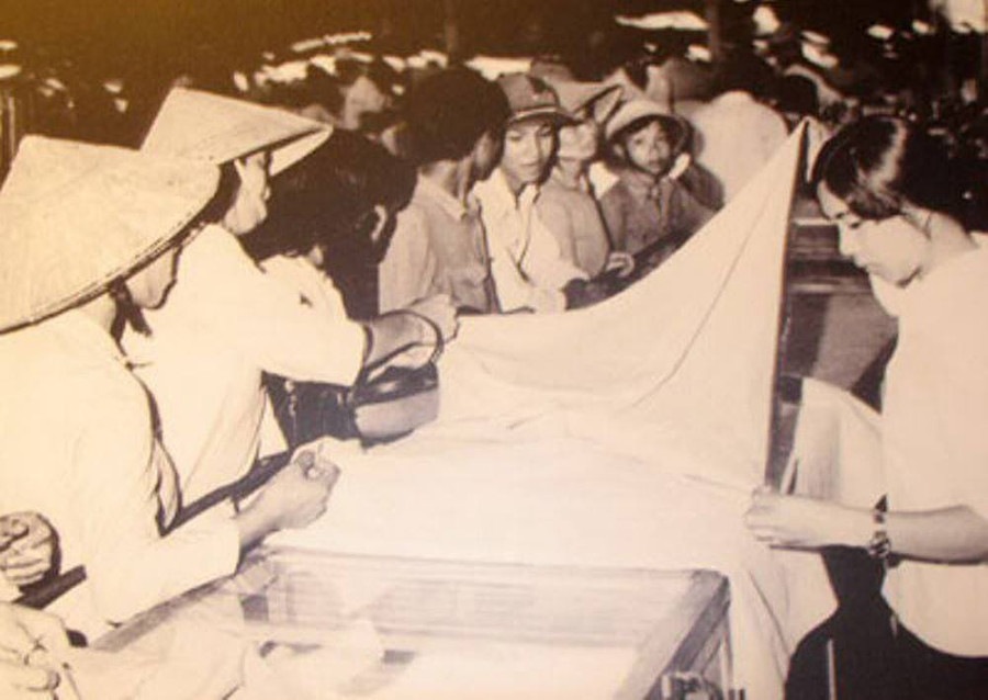 Cảnh xếp hàng mua vải thời bao cấp. Ảnh: Tư liệu Cảnh xếp hàng mua vải thời bao cấp. Ảnh: Tư liệu