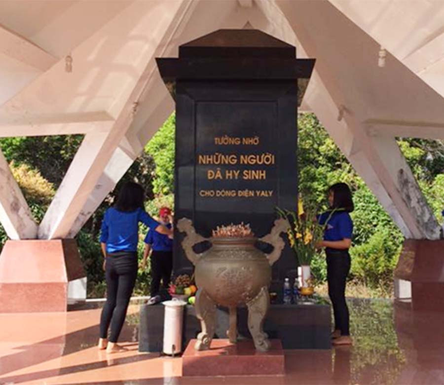 Tri ân những người đã hy sinh vì dòng điện cho Tổ quốc