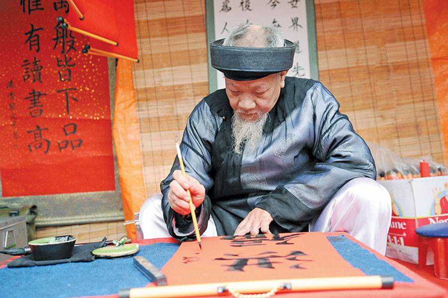 Khai bút đầu năm. Ảnh: Vĩnh Xuân Khai bút đầu năm. Ảnh: Vĩnh Xuân