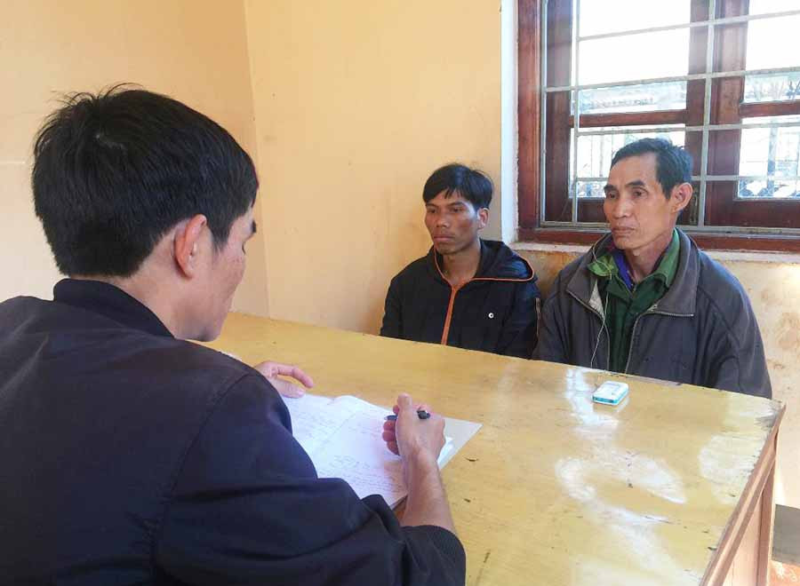  Yuy và ông Khin tại Công an huyện Mang Yang. Ảnh: Lê Anh